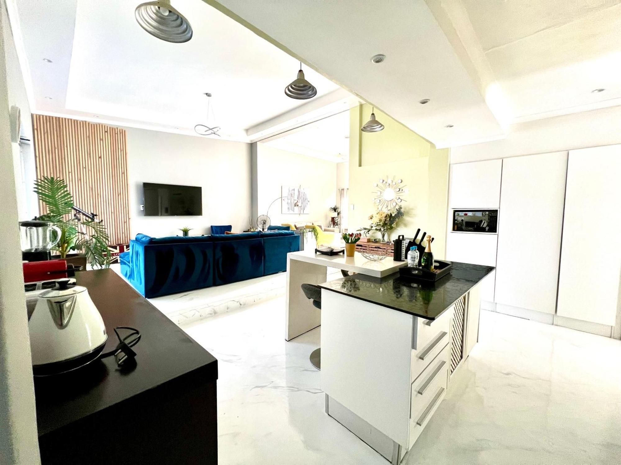 Lovely 18km From Camps Bay, Near Canal Walk Mall Holiday home