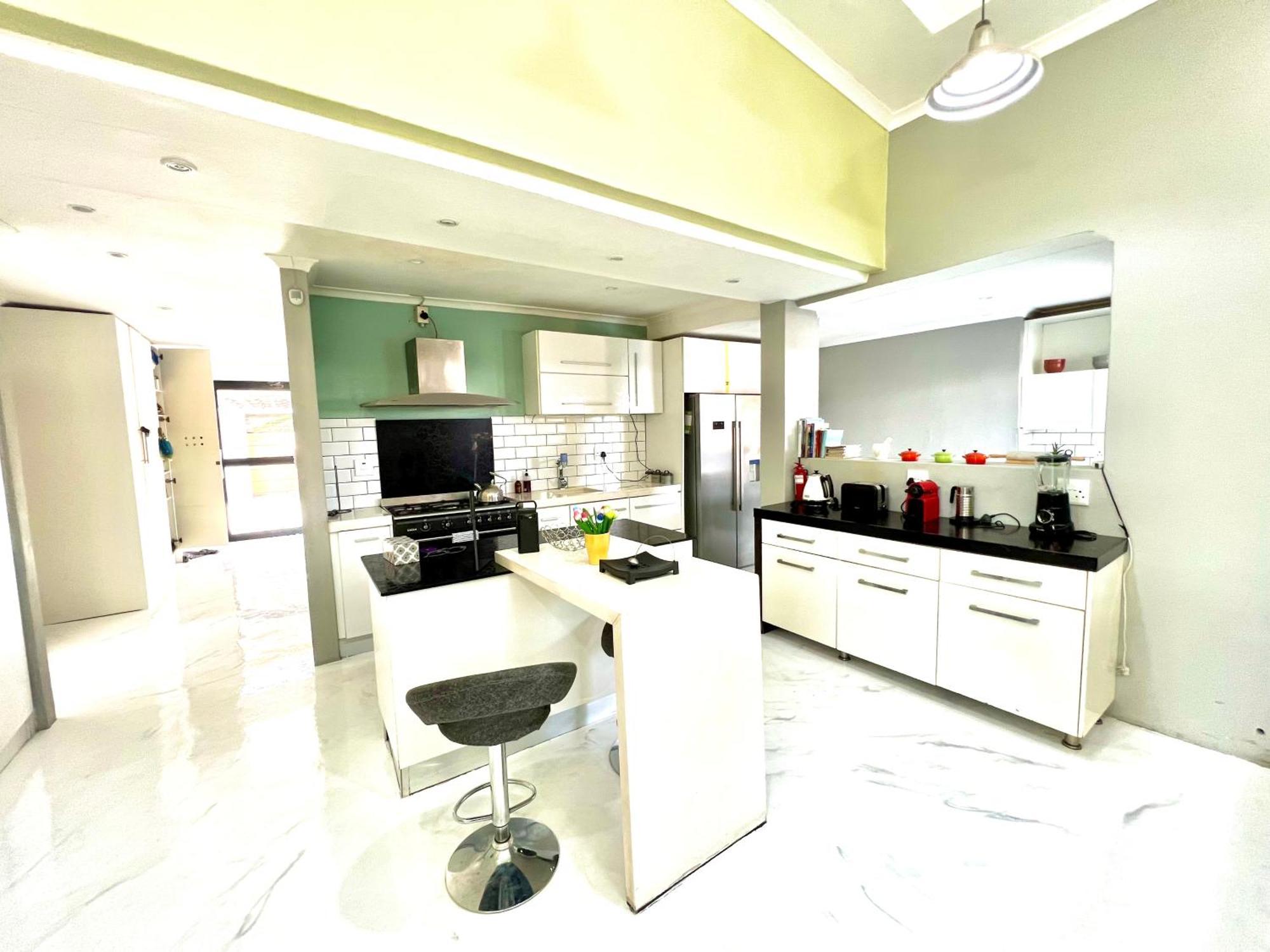 Lovely 18km From Camps Bay, Near Canal Walk Mall