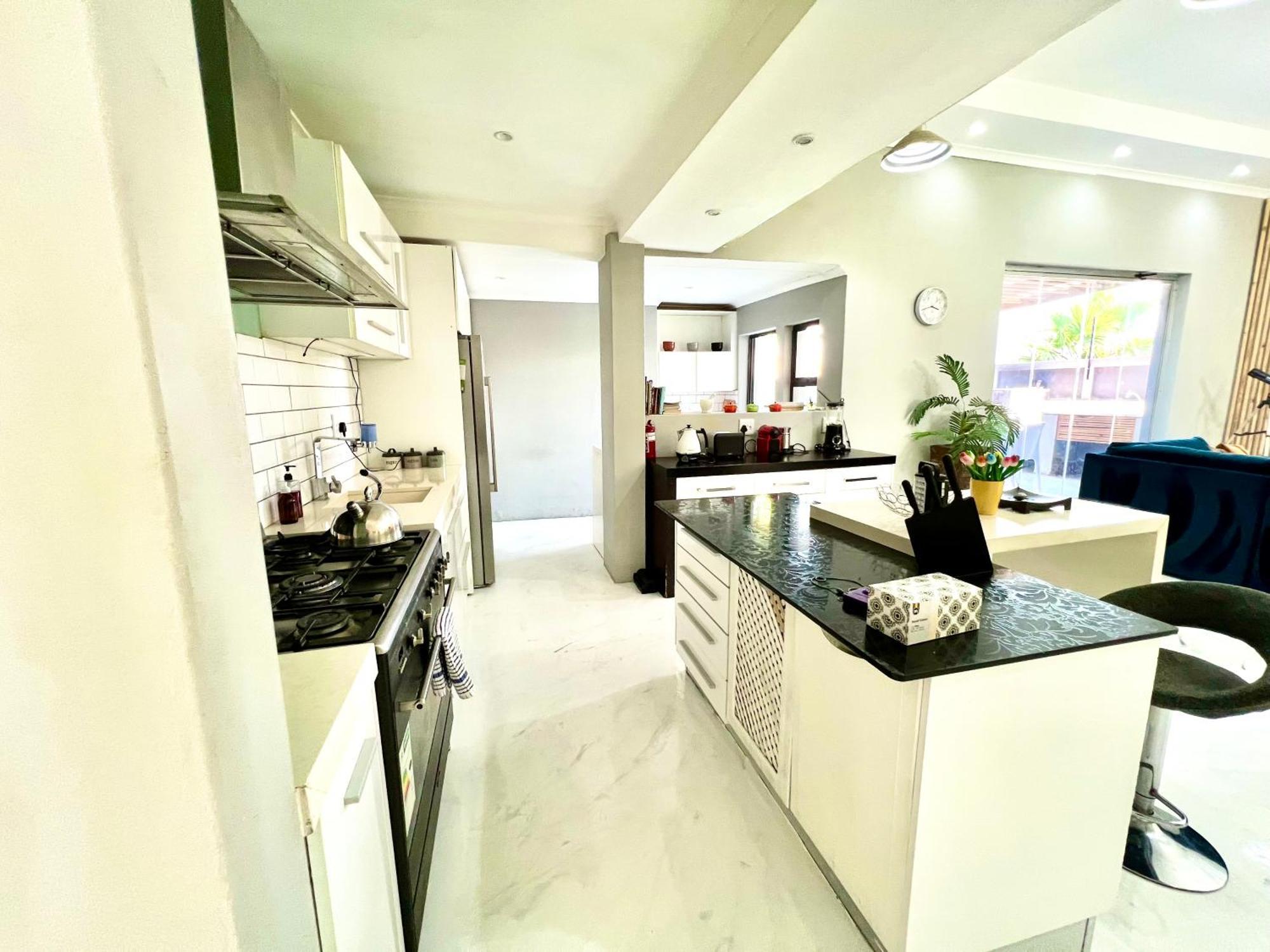 Lovely 18km From Camps Bay, Near Canal Walk Mall Holiday home *