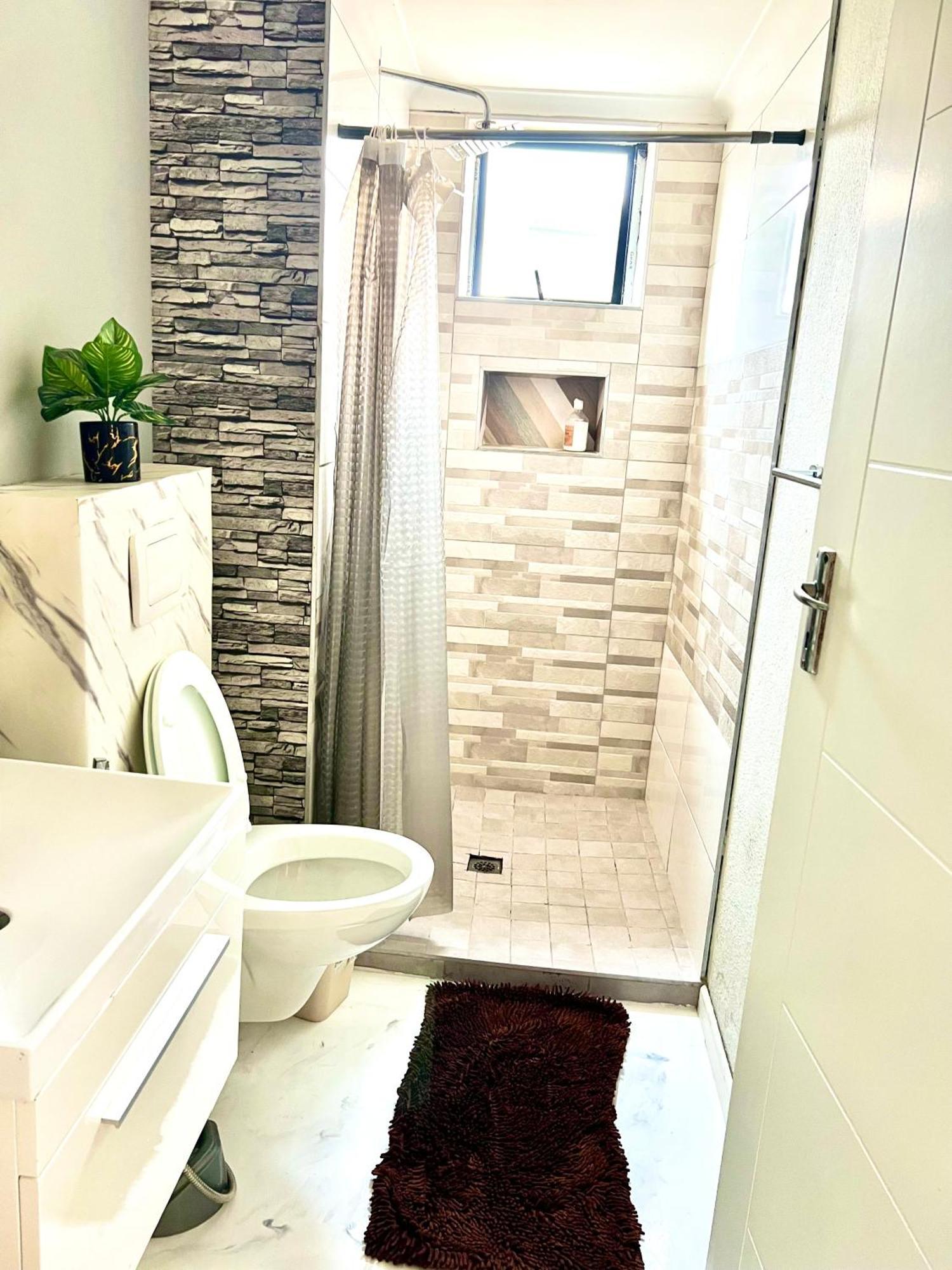 Lovely 18km From Camps Bay, Near Canal Walk Mall Holiday home *
