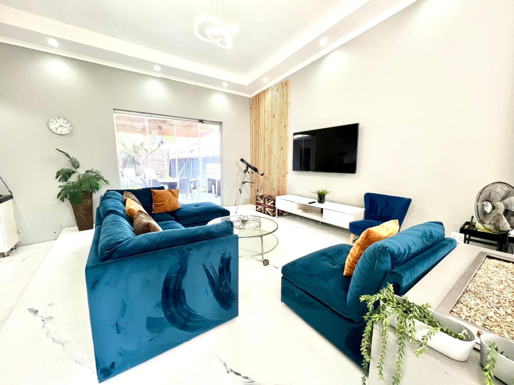 Holiday home Lovely 18km From Camps Bay, Near Canal Walk Mall